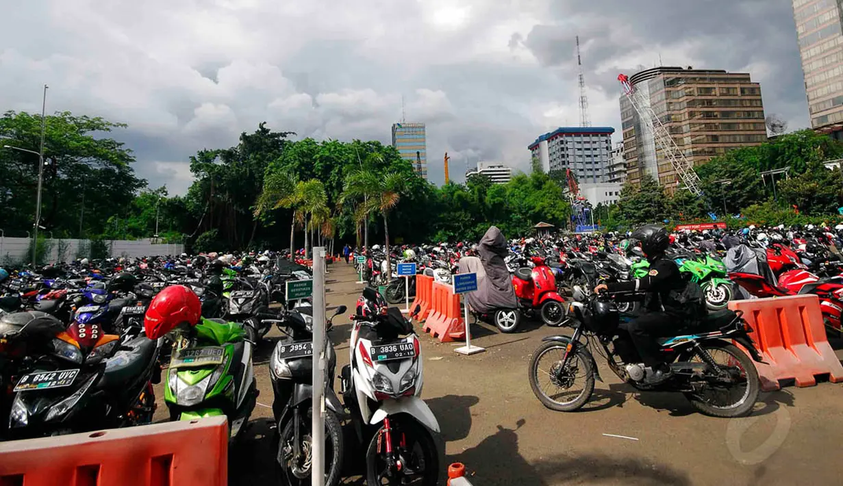 Salah satu lokasi parkir sepeda motor di Parkiran motor EX, Thamrin, Jakarta, Kamis (4/12/2014). (Liputan6.com/Johan Tallo)