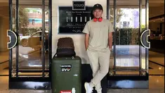 Meski menggunakan kaos berlengan pendek yang selaras dengan celananya, penampilan Gading tetap mempesona. Ia juga sering menggunakan topi sebagai pelengkap penampilan. (Liputan6.com/IG/@gadiiing)