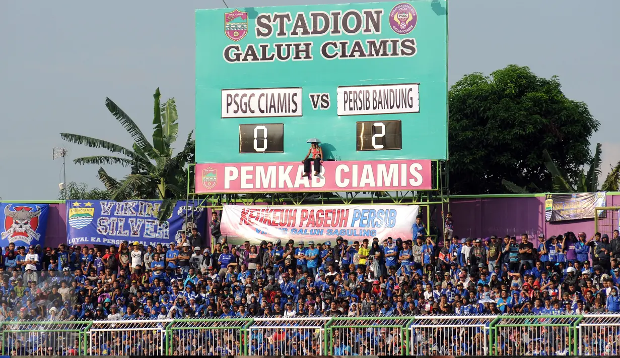 Ribuan suporter tim Maung Bandung memadati sudut tribun Stadion Galuh Ciamis untuk menyaksikan laga antara Persib melawan PSGC, Minggu (10/4/2016). Persib unggul 5-1 atas PSGC. (Liputan6.com/Helmi Fithriansyah)
