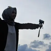 Rina juga enggan berbagi terkait pertemuannya dengan lelaki yang disebut-sebut bernama Faraj Achmad. Menurutnya, daripada membahas perkenalannya dengan kekasih, mending di doakan. (Instagram/rinanose16)