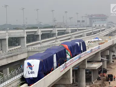 Kereta tanpa awak, Skytrain berada di jalur lintasan di Bandara Soekarno-Hatta, Tangerang, Selasa (15/8). Skytrain Bandara Soekarno-Hatta akan beroperasi dengan tiga trainset, yang terdiri atas enam gerbong. (Liputan6.com/Helmi Afandi)