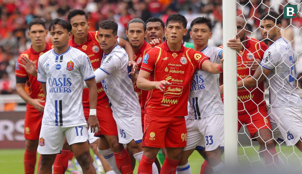 Sejumlah pemain Persija Jakarta dijaga pemain Persijap dalam laga lanjutan BRI Super League 2025/2026 di Stadion Utama Gelora Bung Karno (SUGBK), Senayan, Jakarta, Sabtu (03/01/2025). (Bola.com/Abdul Aziz)