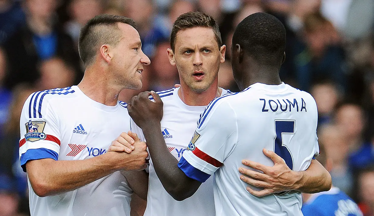 Pemain Chelsea, Nemanja Matic (tengah), merayakan gol yang dicetaknya ke gawang Everton dalam lanjutan Liga Premier Inggris di Stadion Goodison Park. Sabtu (12/9/2015). (EPA/Peter Powell)