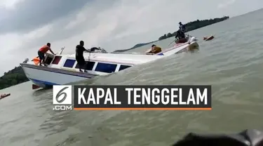 Kecelakaan kapal tenggelam terjadi di perairan Kepulauan Riau. Kapal cepat membawa ratusan kotak sayuran karam setelah menabrak batu karang.