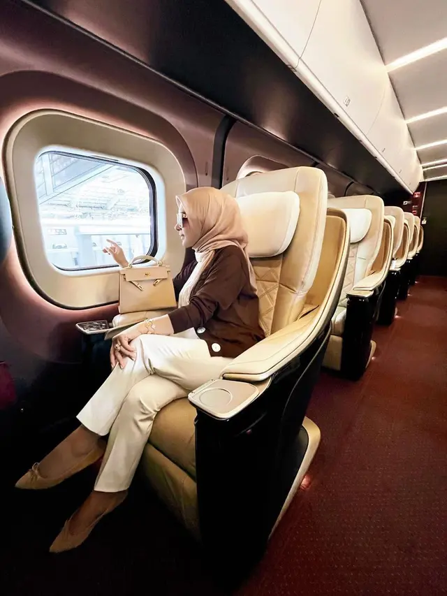 Syahrini naik kereta cepat Shinkanshen (Instagram/princessyahrini)
