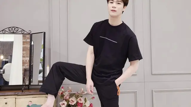 Mengenang Moonbin ASTRO, begini tampilannya saat mengenakan pakaian hitam (Foto: Instagram/moonbinofastro)