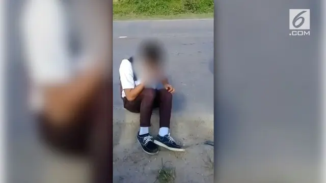 Seorang bocah penderita keterbelakangan mental dibully dan dipukuli teman sekolah sendiri lantaran salah memakai seragam.