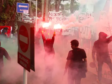 Suporter Timnas Indonesia, Ultras Garuda, menyalakan flare saat menggelar aksi unjuk rasa di depan Kantor PSSI, GBK Arena, Senayan, Jakarta Pusat, Jumat (14/11/2025). (Bola.com/M Iqbal Ichsan)