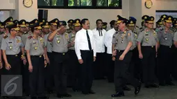 Ka BIN Jenderal Pol Budi Gunawan (ketiga kanan) tiba untuk mengikuti pelantikan Komjen Pol Syafruddin sebagai Wakapolri di Mabes Polri, Jakarta, Sabtu (10/9). Sebelumnya, Budi Gunawan menjabat sebagai Wakapolri. (Liputan6.com/Helmi Fithriansyah)