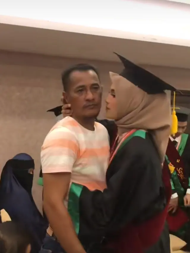 Ayah Menahan Tangis di Wisuda Putriny