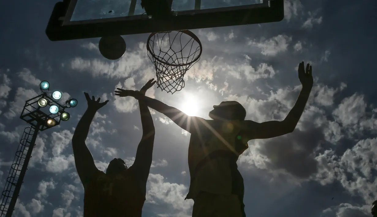 Juan Vasco Trabadothe dari Spanyol (kiri) berebut bola dengan Thierry Marien (Belgia) dalam pertandingan basket putra 3on3 Pesta Olah Raga Eropa 2015 di Baku, Azerbaijan. (24/6). (AP Photo/Dmitry Lovetsky)