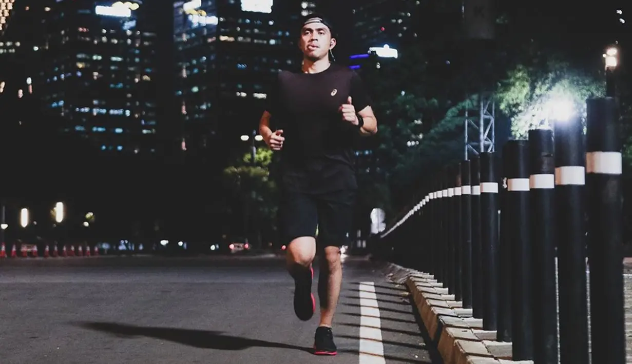 Enggak cuma berlari di kala pagi atau sore saja, ayah dari Dia Sekala Bumi ini juga berlari saat hari mulai gelap loh! Terkadang, pria 29 tahun ini juga mengajak istri dan juga anaknya. (Liputan6.com/IG/@dittopercussion)