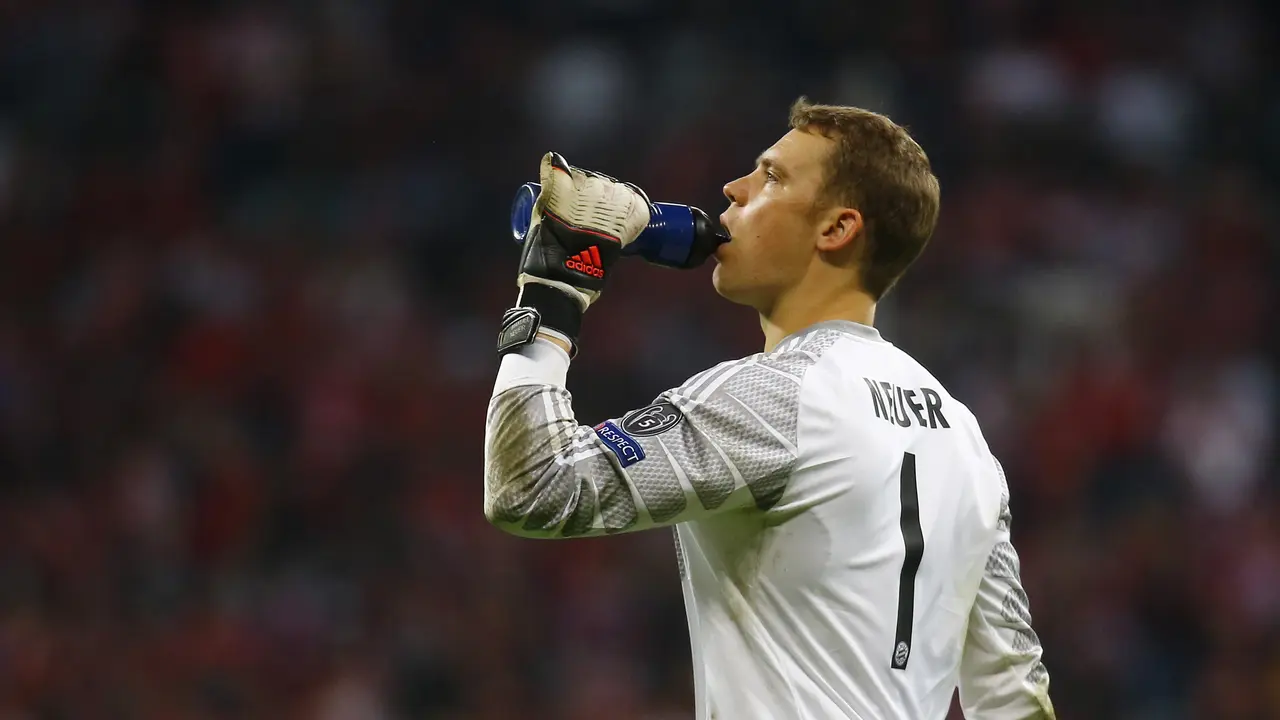 Manuel Neuer minum di tengah laga Bayern Muenchen vs Barcelona (Reuters)