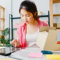 Perempuan yang memiliki waktu di rumah bisa memulai bisnis sesuai dengan keahliannya dan dipasarkan melalui online. (Foto: Freepik/tirachardz)