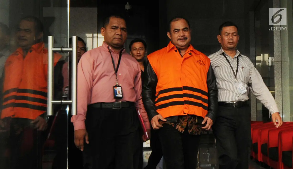 Wakil Ketua DPRD Kota Malang dari Partai Golkar, Bambang Sumarto memakai rompi tahanan dikawal petugas usai menjalani pemeriksaan di gedung KPK, Jakarta, Kamis (29/3). Bambang Sumarto resmi ditahan KPK untuk 20 hari kedepan. (Merdeka.com/Dwi Narwoko)