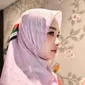 Inara Rusli memamerkan hijab motif bendera Palestina yang dibuatnya sebagai bentuk donasi untuk memberikan bantuan. (Instagram @mommy_starla)