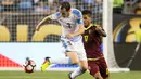 Bek Uruguay, Diego Godin berusaha mengontrol bola dari kawalan penyerang Venezuela, Josef Martinez pada Copa America  Centenario 2016 di Lincoln Financial Field, AS (10/6). Venezuela menang atas Uruguay 1-0. (Bill Streicher-USA TODAY Sports)