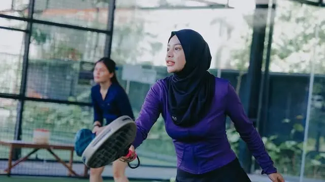 Aurel Hermansyah saat gemar olahraga padel.