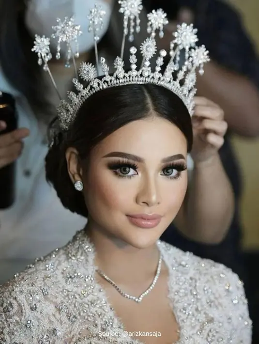 Melihat lagi momen penuh pesona pernikahan Aurel Hermansyah. Aurel menjelma bak putri raja dengan kebaya putih dan mahkota yang menghiasi kepalanya. [Foto: Instagram/arizkansaja]