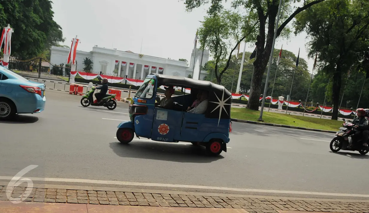 Angkutan umum jenis bajaj melintas di depan Istana Kepresidenan, Jakarta, Rabu (20/7). Picu kemacetan, Sudinhubtrans Jakarta Pusat segera menerapkan larangan bajaj melintas di Jalan Medan Merdeka Barat dan Medan Merdeka Utara (Liputan6.com/Gempur M Surya)