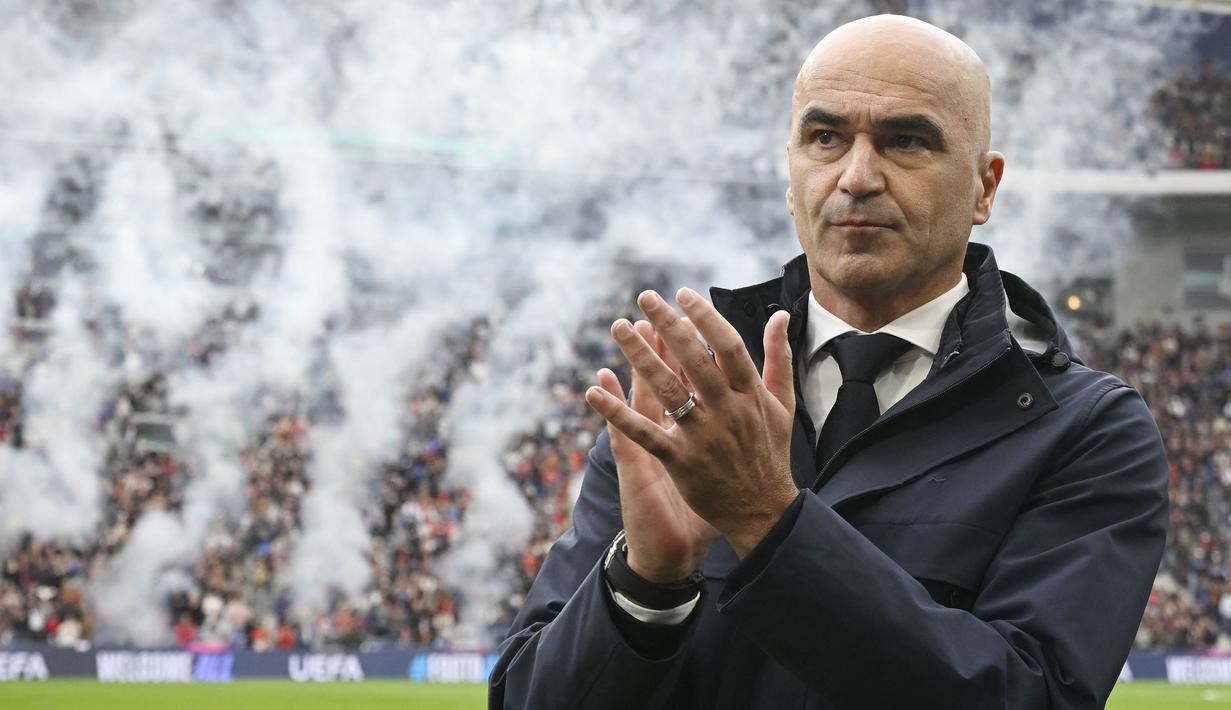 Pelatih Portugal, Roberto Martinez memberikan aplaus kepada para penonton saat laga Grup F Kualifikasi Piala Dunia 2026 melawan Armenia di Dragao Stadium, Porto, Minggu (16/11/2025) waktu setempat. (AFP/Miguel Riopa)