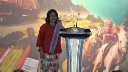 Ibu negara, Iriana Joko Widodo memberikan sambutan di acara amal ke 47 WIC di JCC, Jakarta, Rabu (19/11/2014). (Liputan6.com/Herman Zakharia)