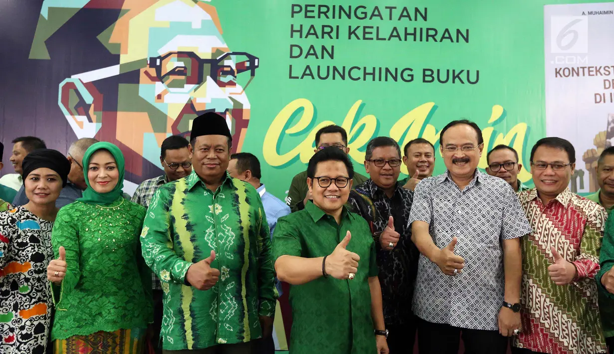 Ketum PKB Muhaimin Iskandar bersama Istri Rustini Murtadho, Sekjen PDIP Hasto Krisyanto, dan anggota DPR Achmad Basarah merayakan ulang tahunnya ke-51 sekaligus melauncing dua buku di Kantor DPP PKB, Jakarta, Minggu (24/9). (Liputan6.com/Johan Tallo)