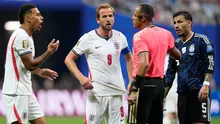 Wasit Ismail Elfath, dari Amerika Serikat, berbicara dengan Morgan Rogers dari Inggris, kiri, Harry Kane dari Inggris dan Leandro Paredes dari Argentina, kanan, pada pertandingan semifinal Piala Dunia 2026 antara Inggris dan Argentina di Atlanta, Kamis (16-7-2026 dini hari WIB. (AP Photo/Rebecca Blackwell)