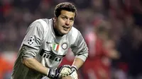 Inter Milan&#039;s Brazilian goalkeeper Julio Cesar reacts after Liverpool&#039;s second goal during their first round first leg Champions League football match at Anfield in Liverpool, north-west England, on February 19, 2008. AFP PHOTO/PAUL ELLIS