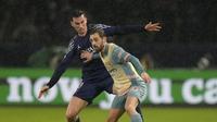 Bernardo Silva melindungi bola dari Fabian Ruiz dalam laga Liga Champions antara PSG vs Manchester City, Kamis (23/1/2025) dini hari WIB. (c) AP Photo/Thibault Camus