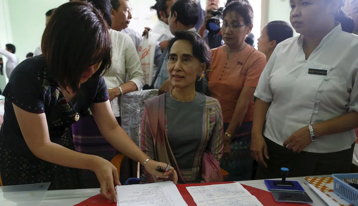 Petugas menerima dokumen calon Presiden, Aung San Suu Kyi di kantor Komisi Pemilihan Thanlyin (29/7/2015). 84 partai akan berpartisipasi dalam pemilu Myanmar dan seperempat dari 664 kursi akan diberikan ke militer. (REUTERS/Soe Zeya Tun)