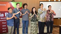 Pendiri organisasi berdiri bersama relawan Habitat for Humanity Indonesia (dok Liputan6.com/Ossid Duha Jussas Salma)