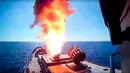 Kapal perang Rusia Admiral Essen menenembakan rudal jelajah saat menggempur ISIS di timur Palmyra, Suriah pada 31 Mei 2017. Kemeterian Pertahanan Rusia menyebutkan semua target berhasil dihancurkan. (Russian Defence Ministry Press Service photo via AP)