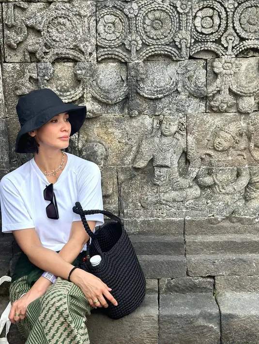 Seru menikmati pemandangan relief di Candi Borobudur, bisa menjadi salah satu pilihan wisata edukasi yang menarik untuk mengajak buah hati. Beberapa sudut candi yang mengekspose relief ini kerap menjadi salah satu spot foto yang menarik. (Vino G Bastian/IG/@vinogbastian__)