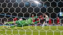Harry Kane menjadi algojo. Tendangannya sempat ditepis oleh Schmeichel, namun bola rebound disambar dan berbuah gol. Untuk kali pertama, Timnas Inggris lolos ke final Piala Eropa. (Foto: AP/Pool/Frank Augstein)