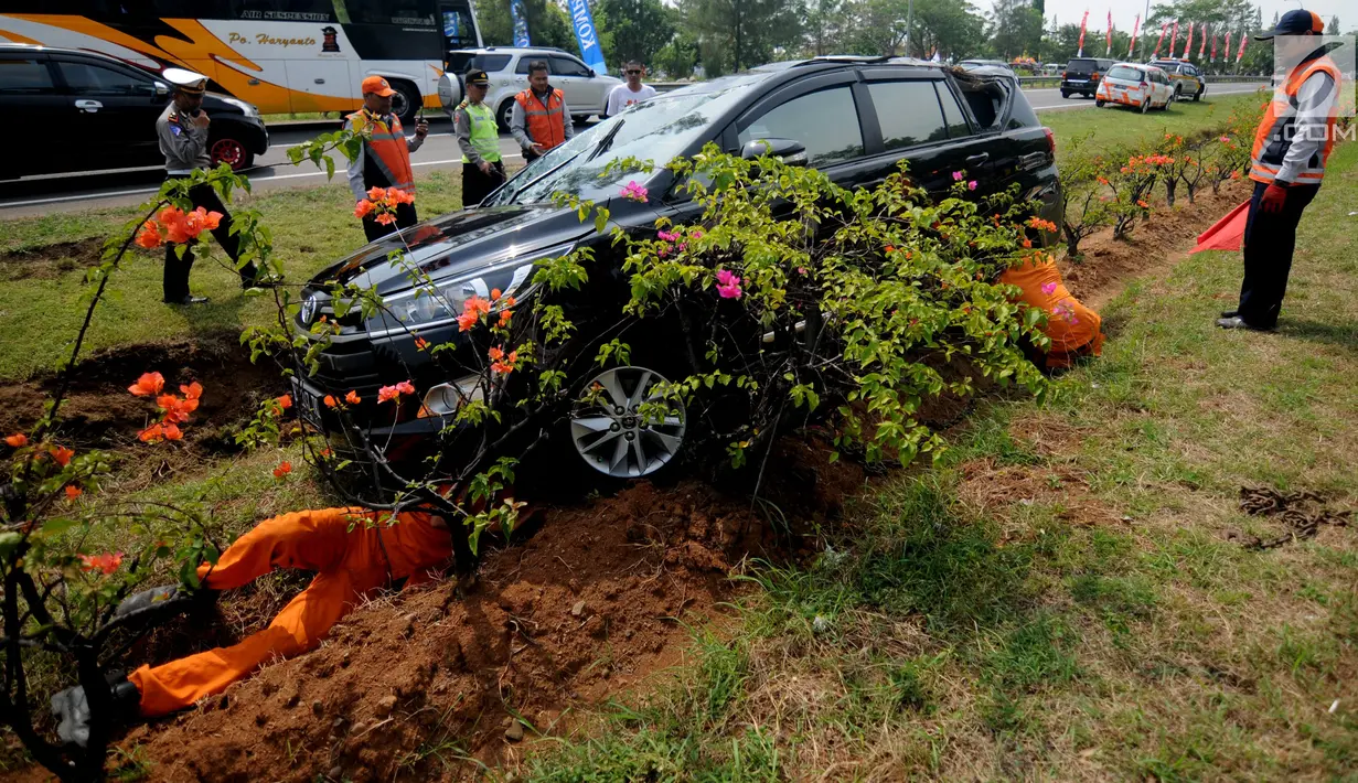 Mobil derek menarik mobil Innova yang terbalik di KM 208 Tol Palikanci (Palimanan-Kanci), Jawa Barat, Rabu (21/6). Sopir mobil bernopol B 2247 TKL itu diduga mengantuk dan membanting setir hingga mengakibatkan mobil terbalik. (Liputan6.com/Gempur M Surya)