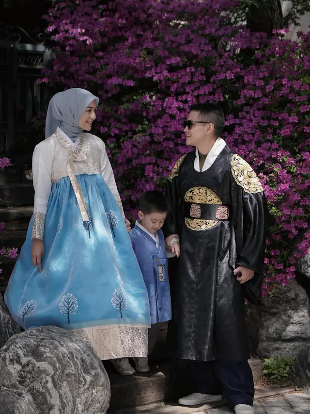 7 Potret Citra Kirana dan Rezky Adhitya Pakai Hanbok di Korea Selatan