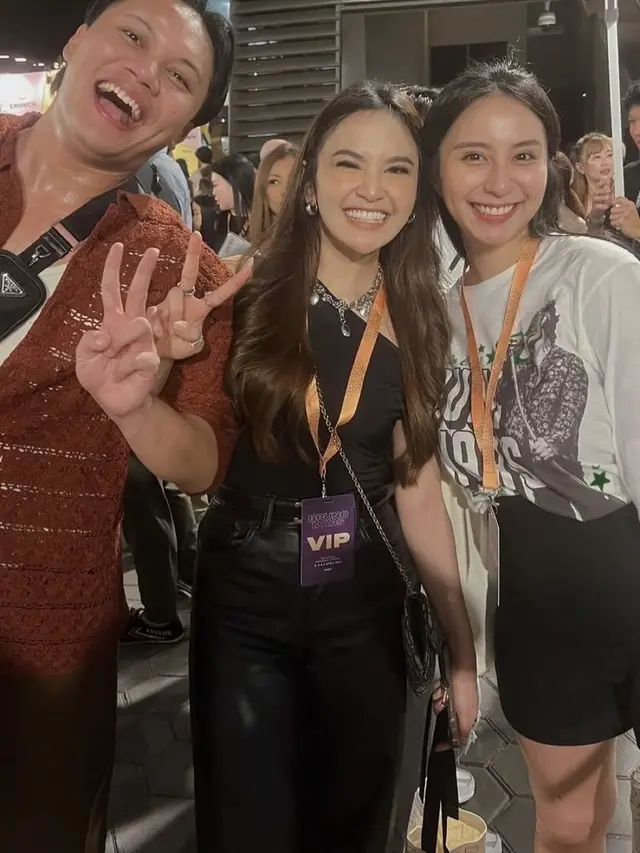 Gaya Selebritis Tanah Air Menyaksikan Konser Bruno Mars di Singapura. [@clairineclay]