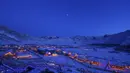 Foto yang diabadikan pada 25 Desember 2020 ini menunjukkan pemandangan musim dingin di Desa Talat di Koktokay, wilayah Fuyun, Daerah Otonom Uighur Xinjiang, China barat laut. Berlokasi di dekat hulu Sungai Ertix, Desa Talat dijuluki sebagai "desa pertama di sepanjang Sungai Ertix". (Xinhua/Sadat)
