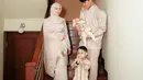 Pada momen lain, keluarga ini memilih nuansa champagne satin yang lembut dan mewah. Outfit kali ini didominasi oleh bahan berkilau dan detail bordir yang mempermanis tampilan.   [@lestikejora].