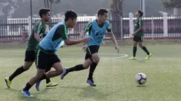 Pemain Timnas Indonesia U-23, Egy Maulana Vikri, menggiring bola saat latihan jelang SEA Games 2019 di Lapangan ABC, Senayan, Jakarta, Kamis (3/10). Latihan kali ini Timnas fokus dalam memperbaiki taktik dalam bertahan. (Bola.com/M Iqbal Ichsan)