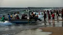 Sejumlah warga Palestina menaiki perahu sambil menikmati pantai Kota Gaza, Jumat (22/6). Panasnya konflik antara Palestina dan Israel membuat penduduk di kawasan Gaza hanya bisa mengandalkan Pantai Gaza sebagai tempat wisata. (AFP PHOTO/MAHMUD HAMS)