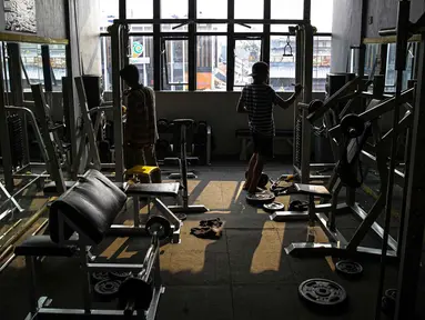Pekerja merapikan tempat pusat kebugaran Mark Gym di kawasan Tebet, Jakarta, Selasa (5/10/2021). Meski demikian, tetap diberlakukan pembatasan seperti jumlah pengunjung maksimal 25 persen.  (Liputan6.com/Faizal Fanani)