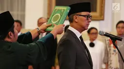 Agus Gumiwang Kartasasmita saat disumpah pada upacara pelantikan Menteri Sosial oleh Presiden Joko Widodo di Istana Negara, Jakarta, Jumat (24/8). (Liputan6/Pool/Gar)