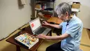 Masako Wakamiya menggunakan laptop di rumahnya daerah Fujisawa, Prefektur Kanagawa, Jepang, 13 Juli 2017. Aplikasi yang diciptakan nenek 82 tahun itu sudah diunduh sebanyak 42 ribu kali dan mayoritas memberi komentar positif. (Kazuhiro NOGI/AFP)