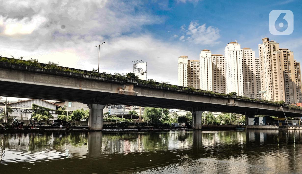 Suasana kali Ancol, Jakarta Utara, Kamis (11/3/2021). Kali Ancol menjadi wisata alternatif warga, terutama bagi yang hobi memancing untuk menghabiskan waktu liburan. Selain orang dewasa, sejumlah anak-anak pun terlihat asyik memancing di Kali Ancol. (merdeka.com/Iqbal S. Nugroho)