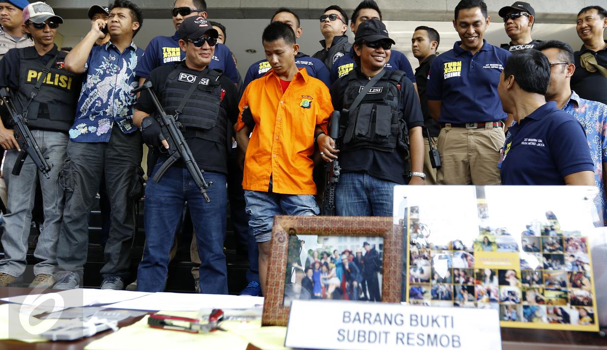 Tersangka Mursalim saat digelandang petugas Resmob Direktorat Reserse Kriminal Umum Polda Metro Jaya, Jakarta, Jumat (11/9/2015). Pelaku ditangkap dalam pelariannya seusai membunuh WN Jepang Nishimura. (Liputan6.com/Yoppy Renato)