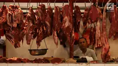 Pedagang daging sapi menunggu pembeli di Pasar Senen, Jakarta, Selasa (29/5). Memasuki Ramadan, harga daging sapi segar masih terpantau berada di harga eceran tertinggi (HET) yang ditetapkan pemerintah. (Liputan6.com/Angga Yuniar)