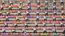 <p>Personel Pasukan Keamanan Perbatasan (BSF) mengambil bagian dalam sesi yoga pada Hari Yoga Internasional di pos perbatasan India-Pakistan sekitar 35 Km dari Amritsar, India, Rabu (21/6/2023). (Narinder NANU/AFP)</p>