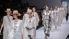 Model memeragakan busana rancangan Novita Yunus dalam Jakarta Fashion Week 2019 di Senayan City, Jakarta, Rabu (24/10). Novita mengusung tema Pesona Sisterhood. (Liputan6.com/Faizal Fanani)